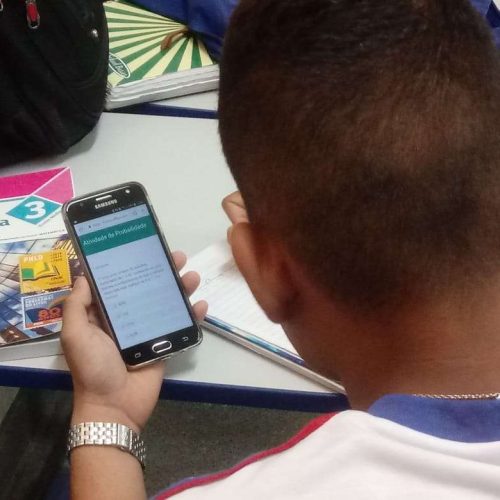 Prefeita sanciona Lei municipal que proíbe uso de celulares em sala de aula em Várzea Grande
