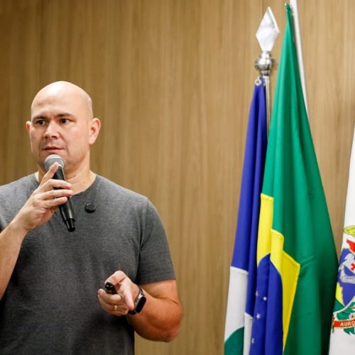 Prefeito abandona audiência na Câmara após sindicalista usar o termo “todes” em fala inicial
