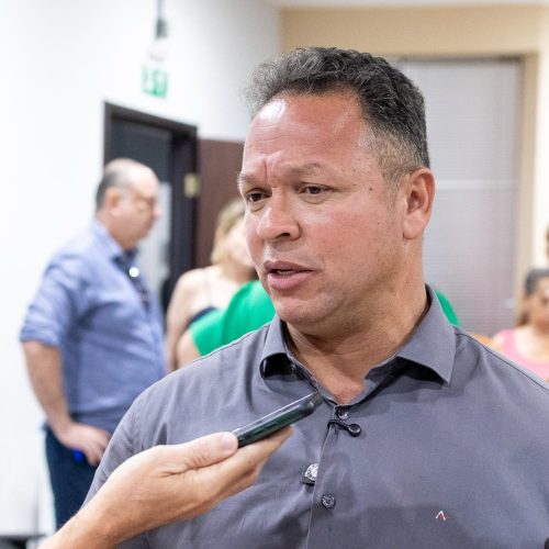 Prefeito em MT vai à Justiça para derrubar leis que garantem parto cesárea e farmácias 24 horas