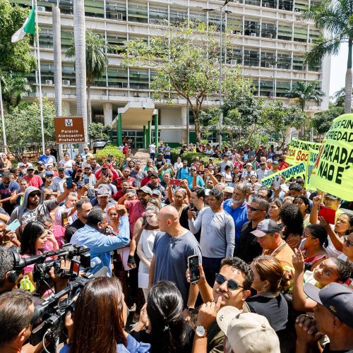 Prefeito promete realocar famílias que serão despejadas de área no Contorno Leste
