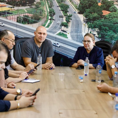 Prefeito remaneja R$ 4 milhões do orçamento e garante 1/3 de férias para professores da capital
