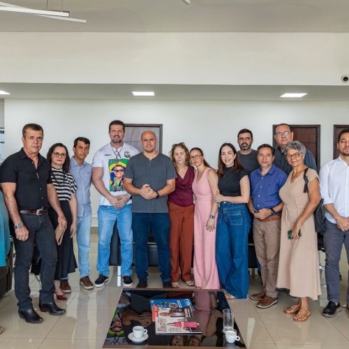 Prefeito se reúne com moradores de condomínios com risco de serem despejados