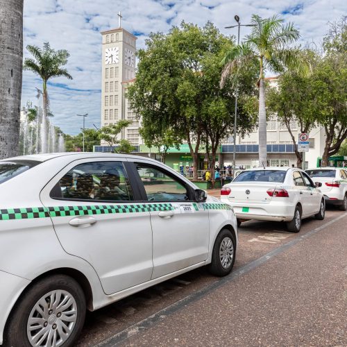 Prefeitura autoriza uso integral de tarifa Bandeira 2 por taxistas de Cuiabá em dezembro