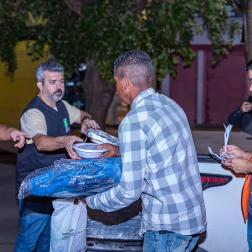 Prefeitura entrega mais de mil cobertores e marmitas em três dias