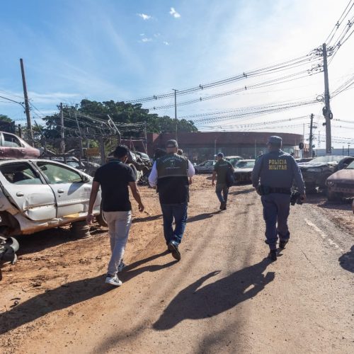Prefeitura interdita e notifica oficinas e ferros-velhos com acúmulo de veículos