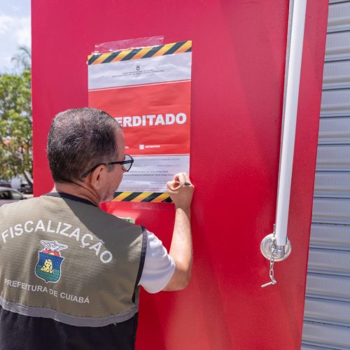 Prefeitura interdita farmácia por descumprimento de embargo e obra sem alvará em Cuiabá