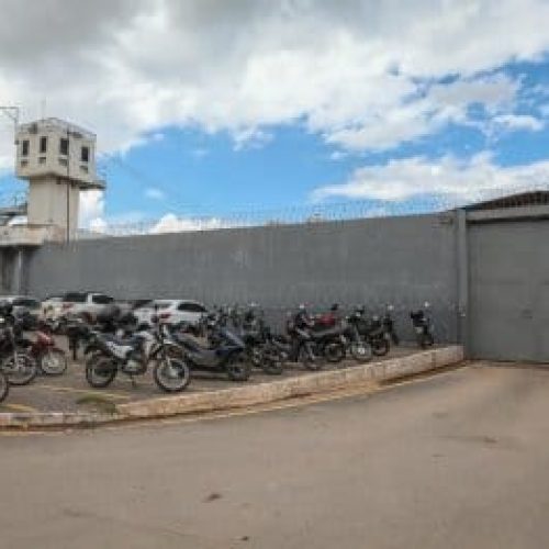 Preso finge passar mal dentro da cela, tenta fugir da PCE e leva tiro no pé