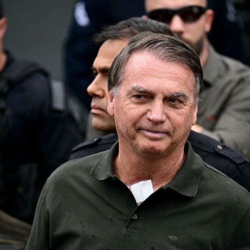Preso pela PF, Bolsonaro passa por audiência de custódia neste domingo