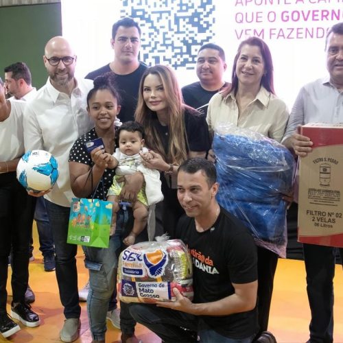 Primeira-dama de MT e Setasc entregam cestas de alimentos, cartões e serviços gratuitos