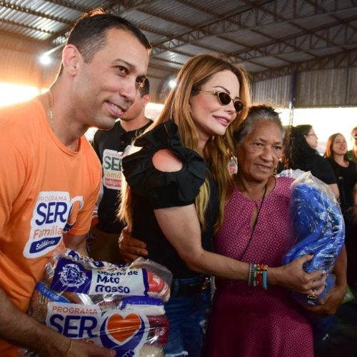 Primeira-dama de MT entrega cestas de alimentos, cobertores e brinquedos em Cuiabá