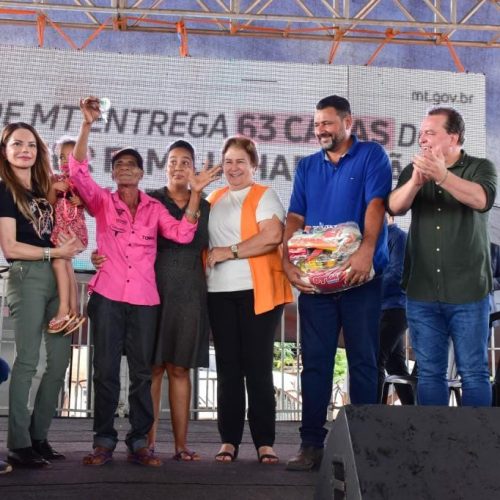 Primeira-dama entrega casas a 63 famílias pelo programa SER Família Habitação em MT