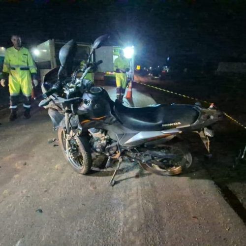 Professor morre após motocicleta bater em caminhonete na BR-163
