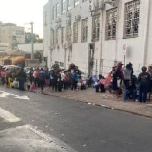 Programa habitacional em Cuiabá gera tumulto e enormes filas na frente da prefeitura