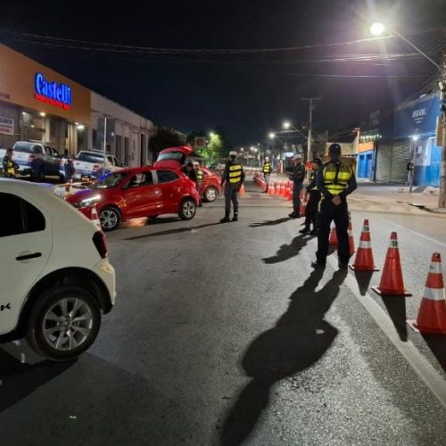 Promotor de eventos é preso após tentar fugir de blitz da Lei Sec e capotar caminhonete