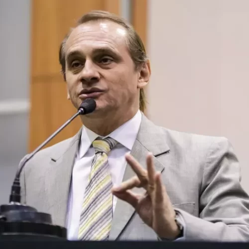“Queremos quem já comeu cascalho”