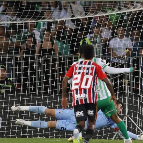 Rafael defende pênalti e São Paulo garante empate na Libertadores
