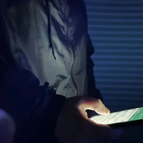 Rapaz é preso após criar perfil fake nas redes sociais para publicar fotos íntimas de estudante de 12 anos