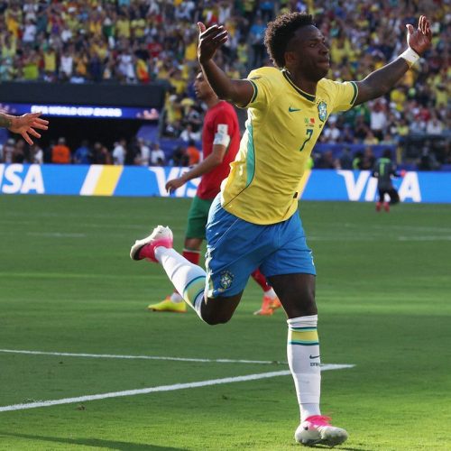 Raphinha, Vini e Douglas Santos se destacam nos números da estreia