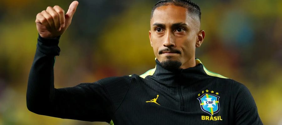 Raphinha sente dores na coxa direita e será reavaliado