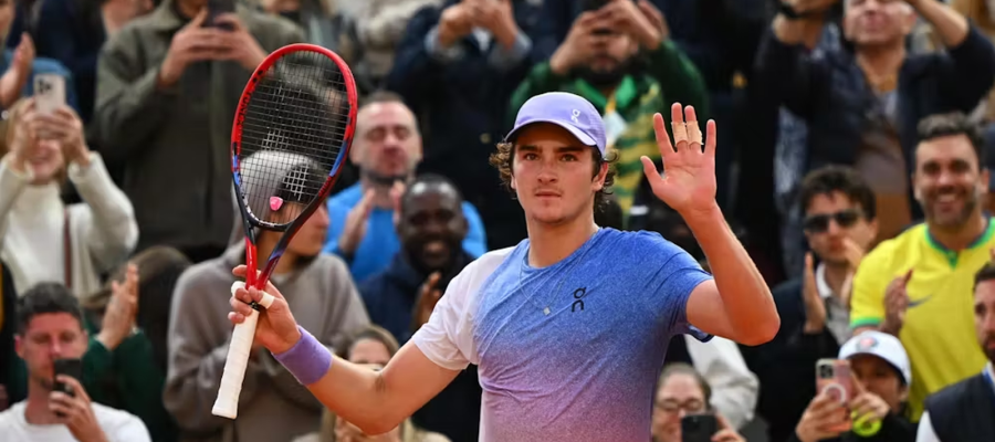 Roland Garros: Fonseca estreia com vitória implacável sobre ex-top 10