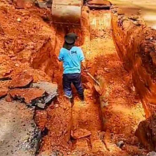 Rompimento em adutora deixa oito bairros de Várzea Grande sem abastecimento de água