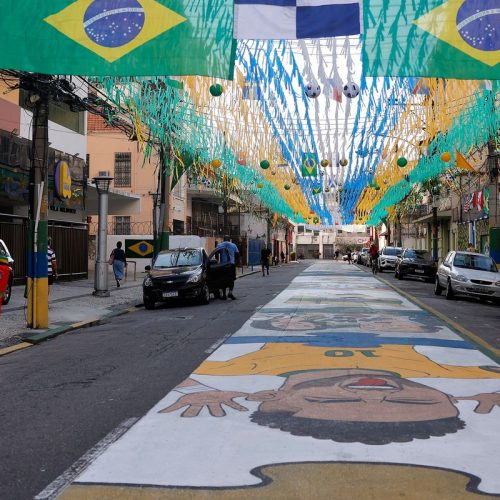 Ruas decoradas para Copa do Mundo reforçam vínculo comunitário no Rio