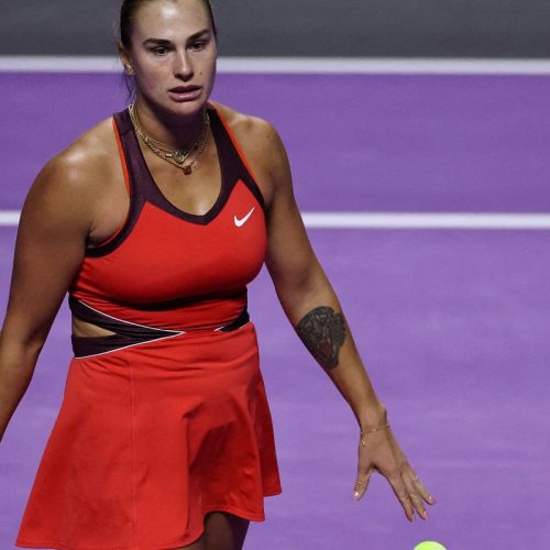 Sabalenka diz não ser justo que mulheres enfrentem atletas trans