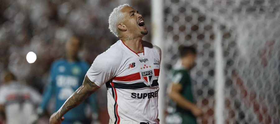 São Paulo vence Chapecoense e assume liderança isolada do Brasileiro