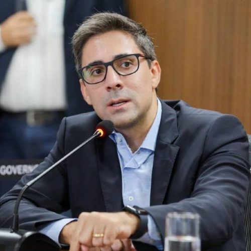 Secretário diz que Seduc já toma providências após foto de alunos fazendo sinal de facção