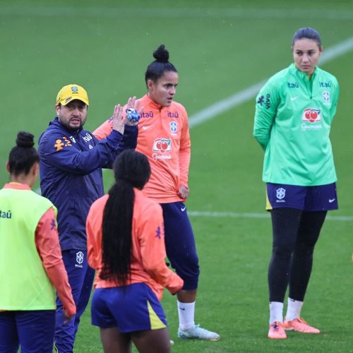 Seleção feminina realiza primeiro treino para amistosos na Europa
