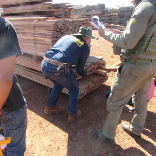 Sema embarga empreendimentos madeireiros e aplica multa de R$ 70 mil