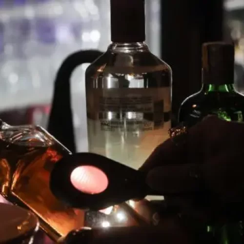 Sogra e genro são internados após beberem whisky com suspeita de metanol; mulher perde parte da visão