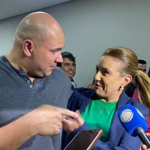 “Sou contra, mas respeito”, diz Flávia Moretti sobre uso de pronome neutro