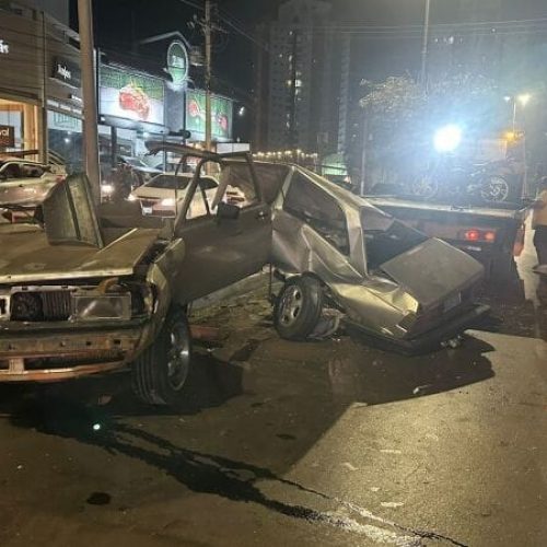 Suspeita de racha termina em grave acidente na Av. Miguel Sutil; carro partiu no meio