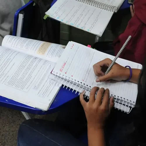 Taxa de analfabetismo em Mato Grosso cai para 3,8% e atinge menor nível desde 2016, diz IBGE