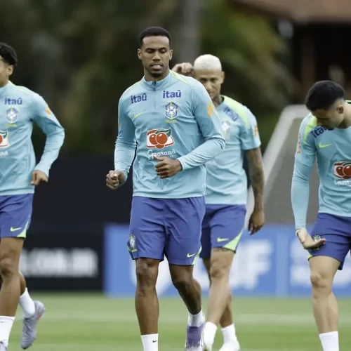 Técnico Ancelotti manterá Brasil com quatro atacantes em duelo contra o Chile