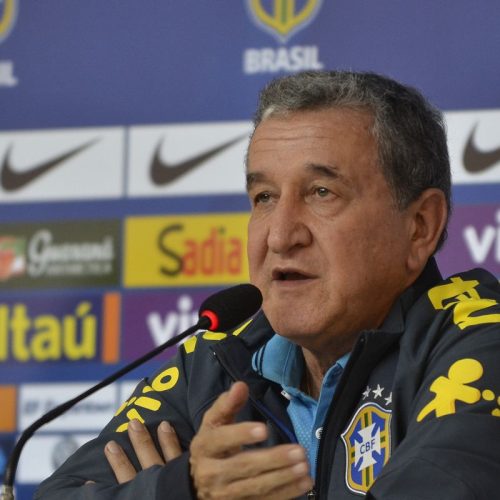 Técnico do tetra, Parreira apresenta melhora, mas permanece na UTI