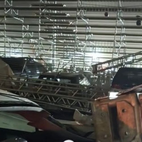 Tempestade atinge autódromo e derruba parte da cobertura das arquibancadas; veja vídeos