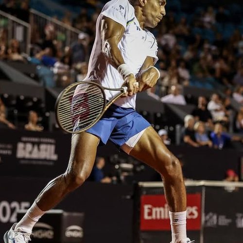 Thiago Monteiro avança às oitavas em dia de calor intenso no Rio Open