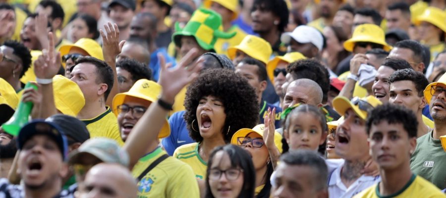 Torcedores se reúnem no centro de SP para assistir ao jogo do Brasil