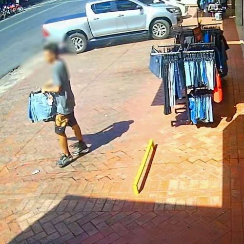 Tornozelado é preso após furtar roupas femininas expostas em loja no centro