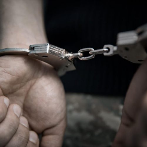 Tornozelado é preso após se masturbar e ejacular em balcões de lojas em MT