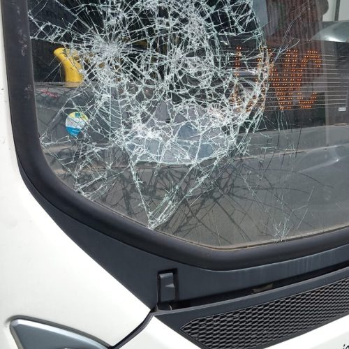 Três ônibus de Cuiabá são apedrejados na praça Bispo e ficam fora de circulação