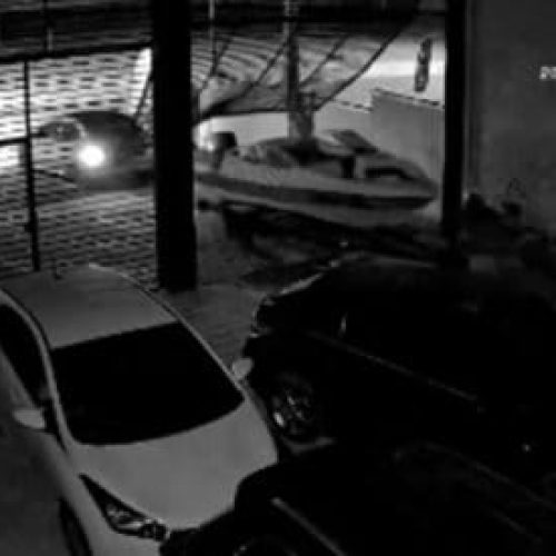 Três são presos pela polícia após invadirem garagem e roubarem lancha; veja vídeo