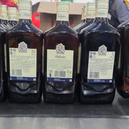 Trinta garrafas de whisky suspeitas de adulteração são apreendidas após sogra e genro passarem mal