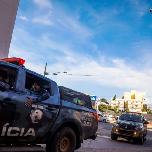 Tropas terrestre e aérea fazem cerco aos bandidos que fizeram funcionários de banco reféns