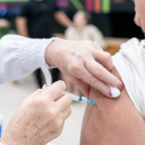 Vacina da gripe é oferecida aos sábados em três shoppings centers de Cuiabá
