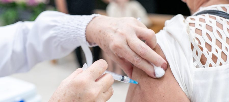 Vacina da gripe é oferecida aos sábados em três shoppings centers de Cuiabá