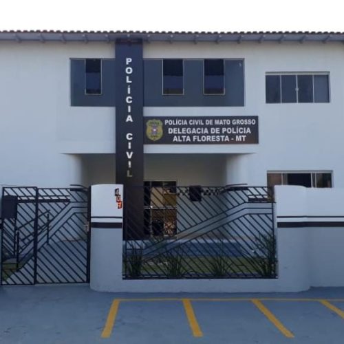 Valentão que agrediu esposa com socos, mordidas e tentou matá-la com golpes de faca é preso