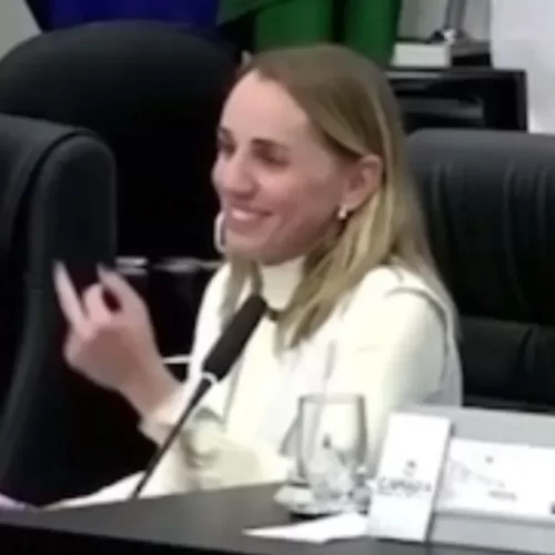 Vereadora pede desculpas por gesto obsceno para colega durante sessão
